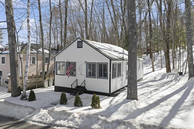 view of front of house with entry steps and fence