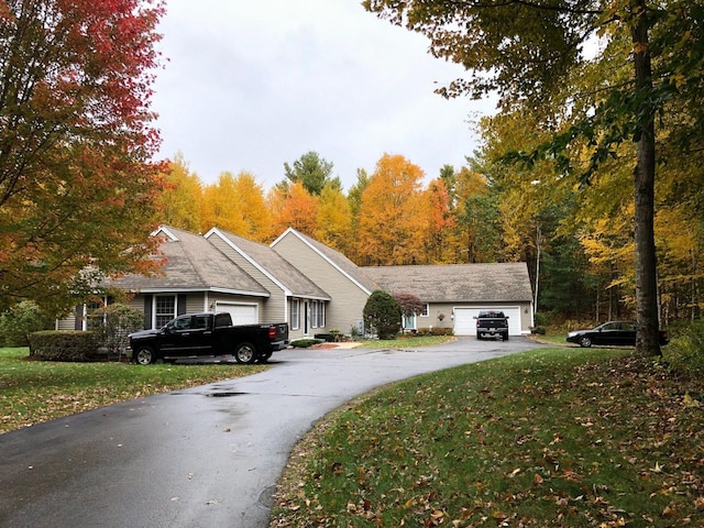 view of front facade featuring a front lawn