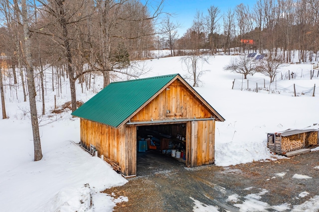 view of outdoor structure featuring an outbuilding