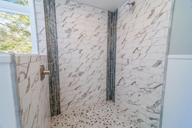 bathroom featuring a tile shower