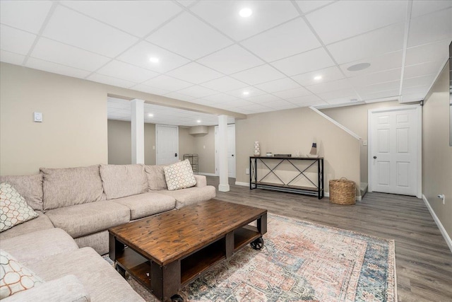 living room with recessed lighting, a drop ceiling, wood finished floors, and baseboards