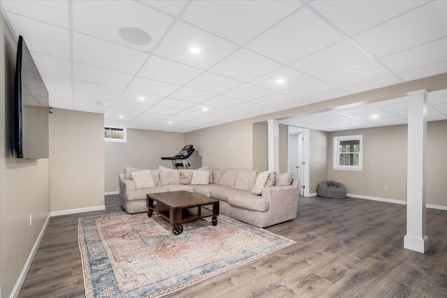 living room with recessed lighting, a drop ceiling, wood finished floors, and baseboards