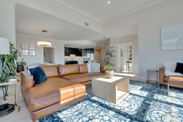 living area featuring recessed lighting, visible vents, light wood-style flooring, ornamental molding, and baseboards