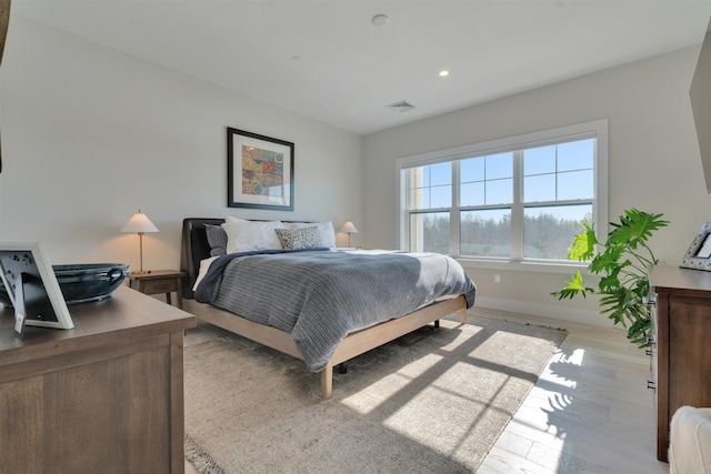 bedroom featuring light wood-type flooring, baseboards, visible vents, and recessed lighting