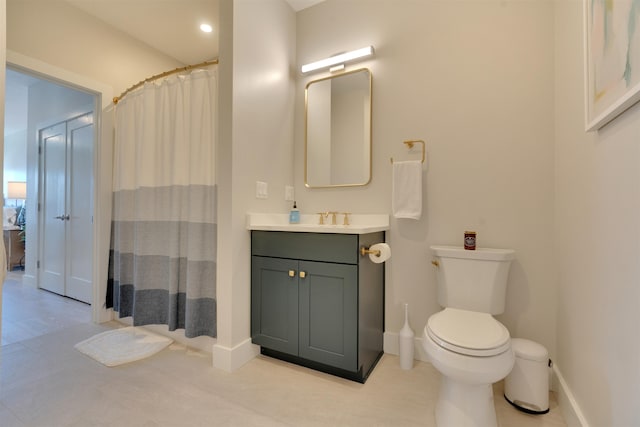 bathroom with toilet, a shower with shower curtain, vanity, and baseboards