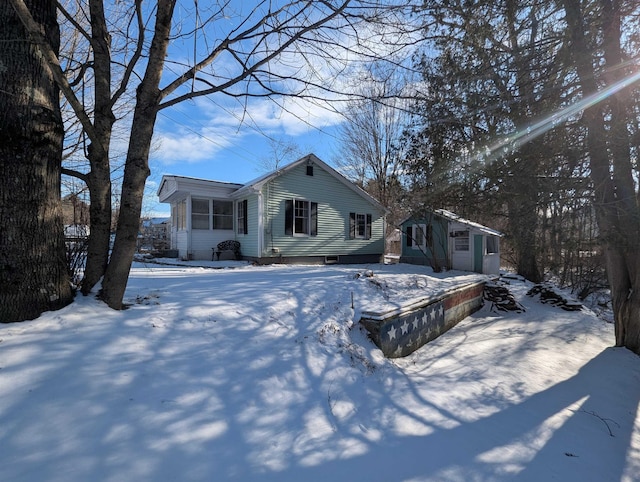 view of front of property featuring an outdoor structure