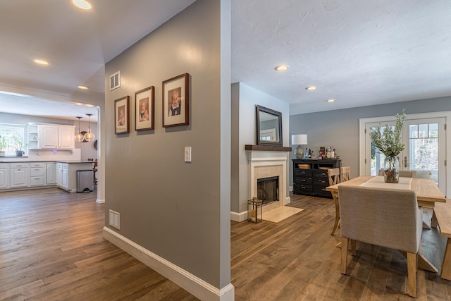 corridor with plenty of natural light, visible vents, and baseboards