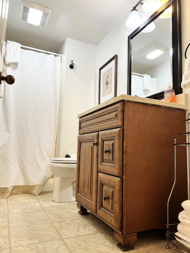 full bath with toilet, visible vents, and a shower with curtain