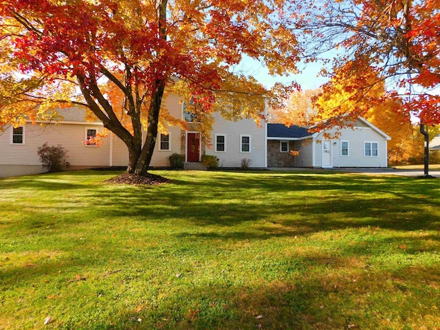 view of front facade featuring a front yard