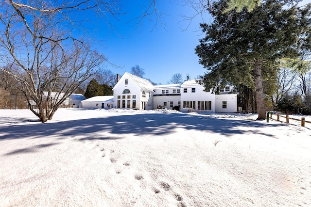 view of front of property featuring gravel driveway