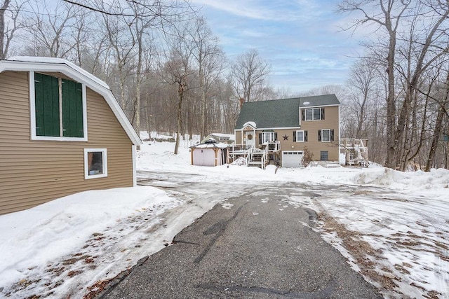 view of front of home featuring an outdoor structure