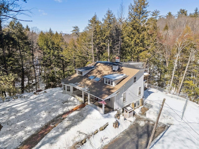 bird's eye view with a wooded view