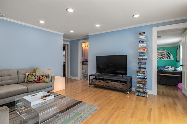 living room featuring recessed lighting, ornamental molding, baseboards, and wood finished floors