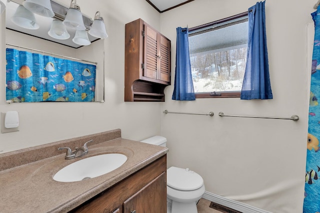 full bath with visible vents, toilet, vanity, and a shower with curtain