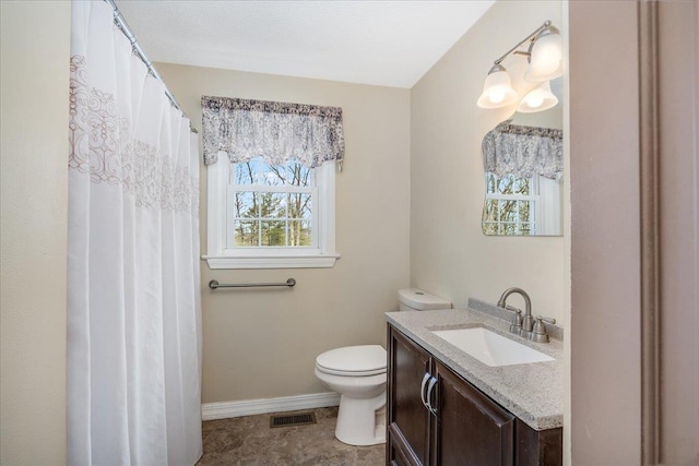 full bathroom featuring visible vents, toilet, vanity, and baseboards