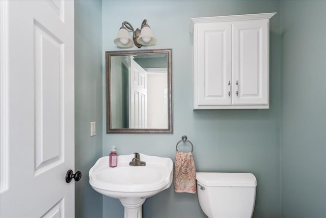 bathroom featuring a sink and toilet