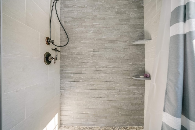 full bathroom featuring tiled shower