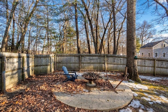 view of yard featuring a fire pit and a fenced backyard