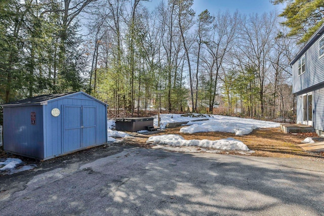 view of yard featuring a storage unit and an outdoor structure