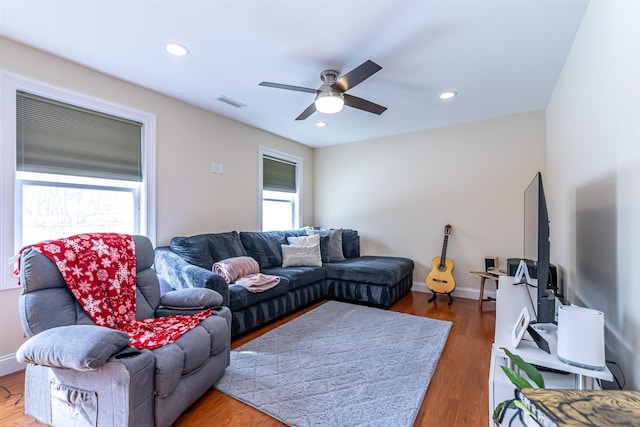 living area featuring visible vents, ceiling fan, baseboards, recessed lighting, and wood finished floors