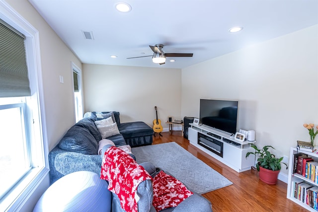 living area with visible vents, a ceiling fan, wood finished floors, recessed lighting, and baseboards