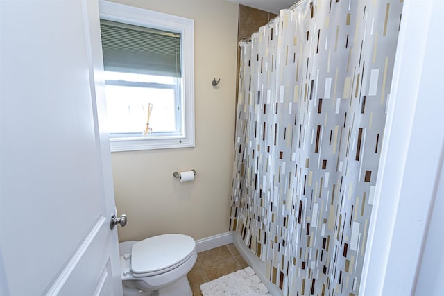 full bath with tile patterned flooring, curtained shower, toilet, and baseboards