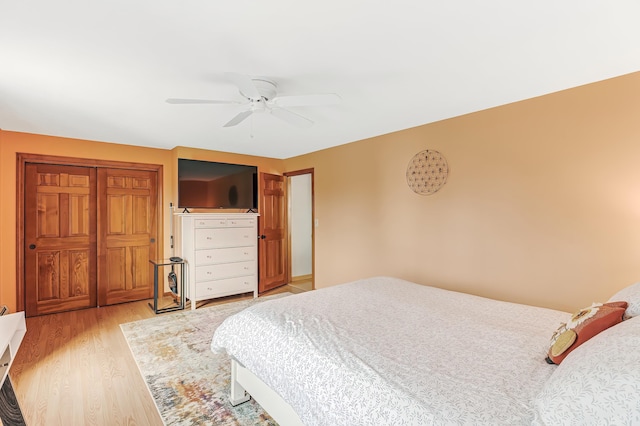 bedroom featuring a ceiling fan, light wood-type flooring, and a closet