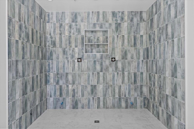 full bath with tiled shower