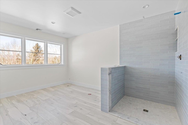 full bathroom featuring visible vents, recessed lighting, baseboards, and wood finished floors