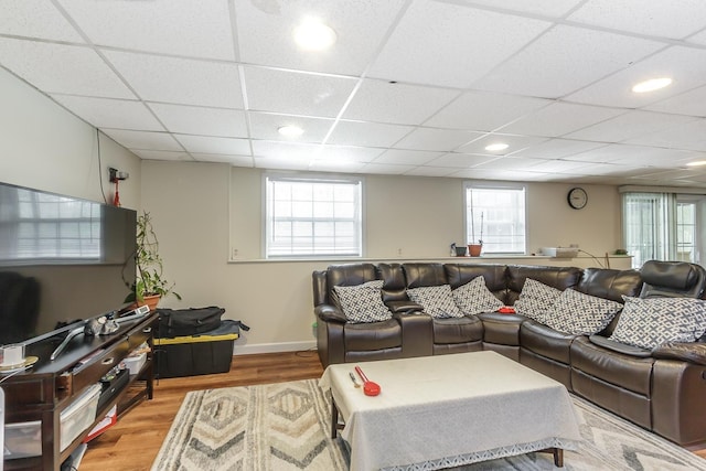 living area featuring recessed lighting, wood finished floors, baseboards, and a paneled ceiling