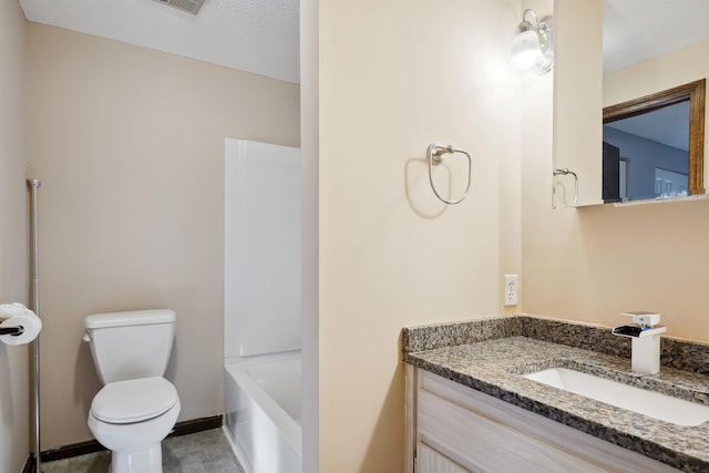 full bathroom with vanity, toilet, visible vents, and baseboards