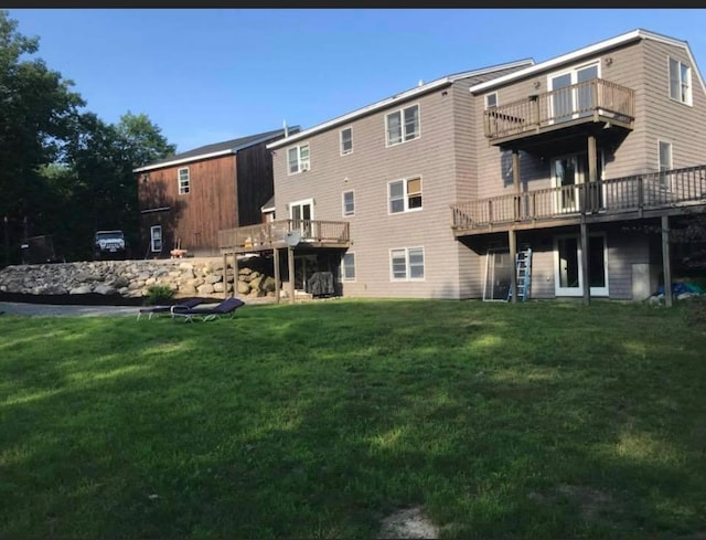 back of house featuring a lawn