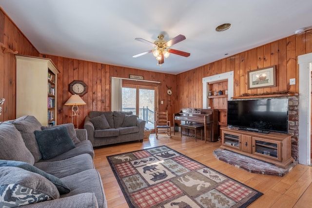 living area with light wood finished floors and ceiling fan