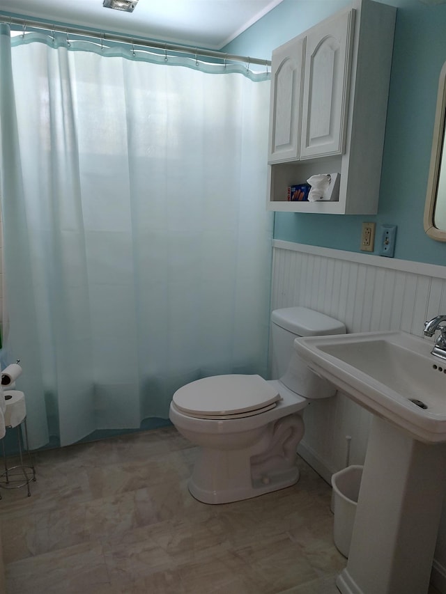 full bath featuring a shower with curtain and toilet