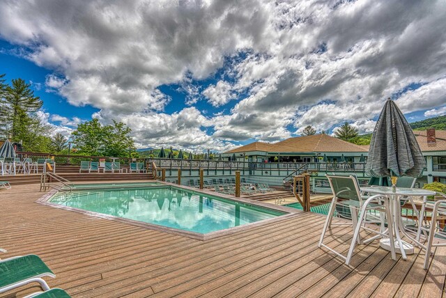 view of swimming pool