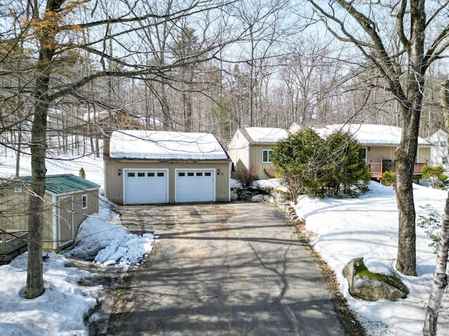 view of front of house featuring an outdoor structure