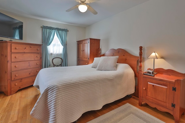 bedroom featuring light wood-type flooring and a ceiling fan