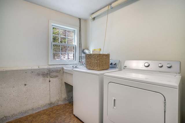 laundry room with laundry area and independent washer and dryer