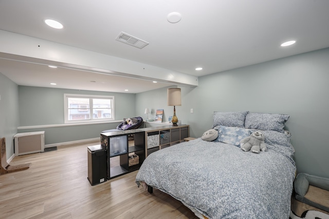 bedroom featuring light wood-type flooring, visible vents, baseboards, and recessed lighting