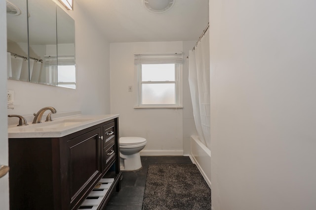 bathroom featuring visible vents, shower / bath combo with shower curtain, toilet, baseboards, and vanity