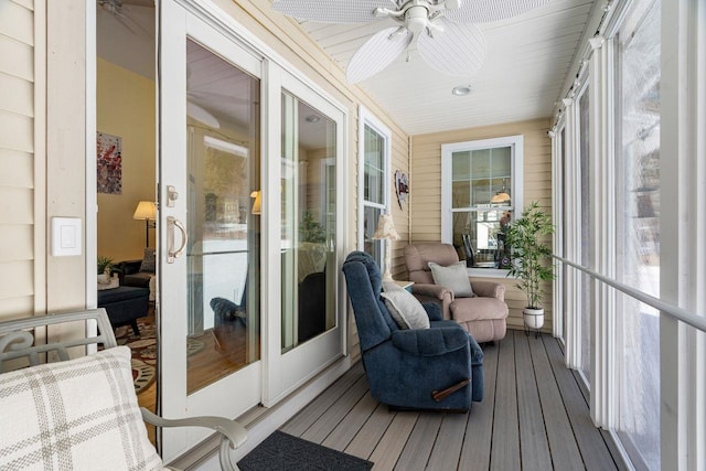 sunroom / solarium featuring a ceiling fan