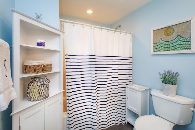 full bath with recessed lighting, curtained shower, and toilet