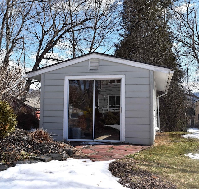 view of outdoor structure featuring an outbuilding