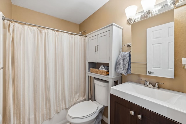 full bath featuring shower / bath combo with shower curtain, toilet, vanity, and an inviting chandelier