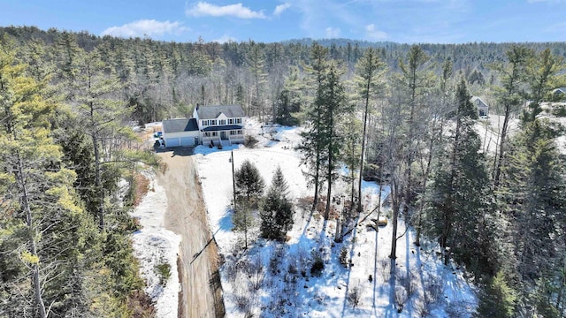 birds eye view of property featuring a forest view