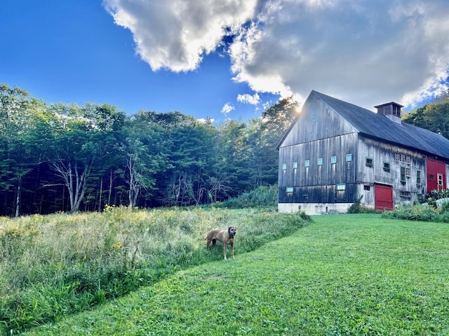 view of yard featuring a barn and an outbuilding