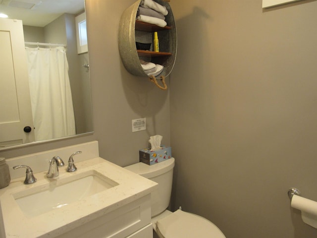 bathroom with a shower with curtain, toilet, and vanity