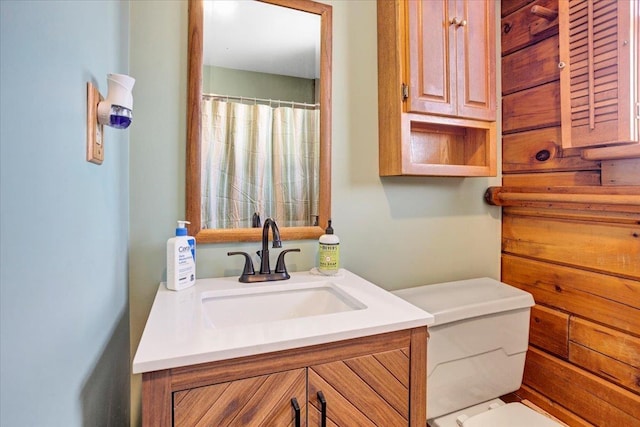 bathroom featuring curtained shower, toilet, and vanity