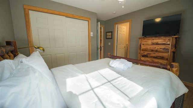 bedroom featuring a closet and a ceiling fan