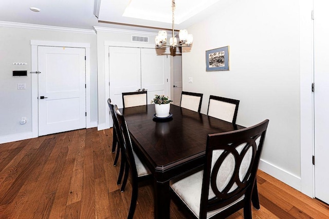 dining area featuring visible vents, dark wood-style floors, crown molding, baseboards, and a chandelier